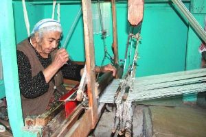 70 yıldan buyana halı dokuyor