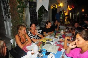 Kız kıza tatil yapıyorlar
