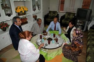 Vali Harput vatandaşla iftar yaptı