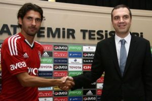 Escude imzaladı