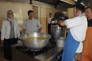 İneg&ouml;l Belediyesi'nden muhta&ccedil; ailelere 365 g&uuml;n sıcak yemek