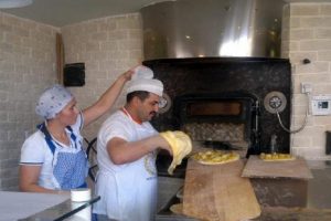 Sıcaktan bunalan fırıncı &ccedil;&ouml;z&uuml;m&uuml; buldu