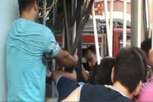 5 yaşındaki &ccedil;ocuk demir kapıya sıkıştı