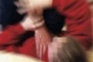 2 yaşındaki kızını elleriyle boğdu