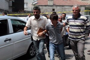 Bursa kar maskeli soyguncudan kurtuldu