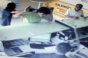 Bursa'da kar maskeli soygun kamerada
