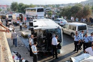 İzmir'de zincirleme trafik kazası: 14 yaralı