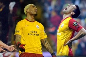 Terim yolcuların biletini kesiyor