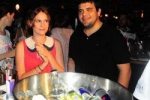 Zeynep ve Eser'in &Ccedil;eşme'de aşk tatili
