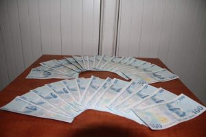 Sahte paraları paspasın altına saklamışlar