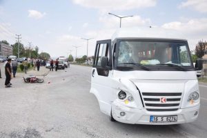 Servis minib&uuml;s&uuml; iki bisikleti bi&ccedil;ti