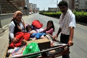 4 kişilik aile bu arabada yaşıyor!