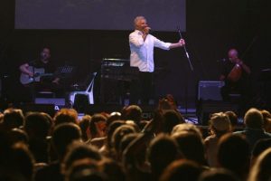 Livaneli s&ouml;yledi, &Ccedil;eşme coştu