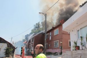 Bursa'da kopan elektrik teli &uuml;&ccedil; evi yaktı