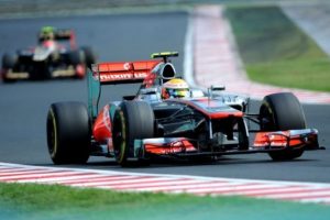 Hamilton başladığı gibi bitirdi
