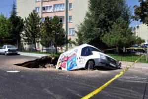 Asfalt &ccedil;&ouml;kt&uuml; minib&uuml;s d&uuml;şt&uuml;