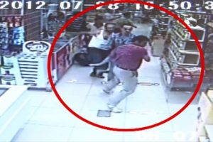 İş&ccedil;iler market &ccedil;alışanlarını b&ouml;yle d&ouml;vd&uuml;ler