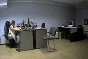 Sarhoş kadının ofiste başına bakın neler geldi?