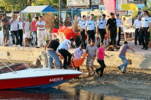 &Ouml;l&uuml;m denizde geldi, tatilciler seyretti