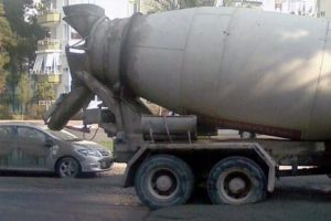 &Uuml;zerine 10 ton beton d&ouml;k&uuml;ld&uuml;