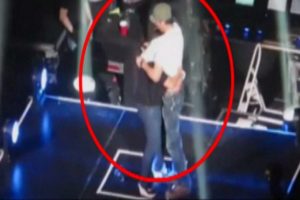 Konserde hayranına &ouml;yle bir şey yaptı ki