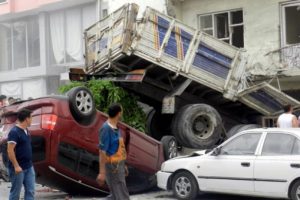 Kamyon faciası: 5 &ouml;l&uuml;, 6 yaralı