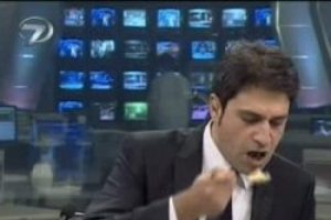 Spiker canlı yayında yemek yerken yakalandı