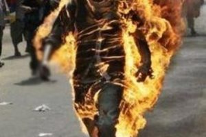 Kızını protesto etmek i&ccedil;in kendini yaktı!