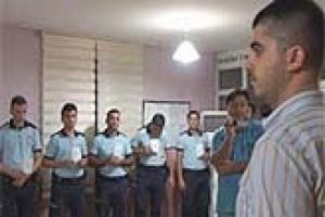 Yemin dışında k&uuml;rs&uuml;ye &ccedil;ıkmadı