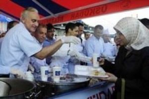 ABD'li diplomatlar iftar &ccedil;adırında yemek dağıttı