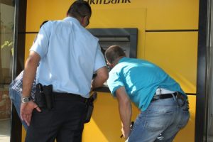 ATM'de d&uuml;zenek iddiası polisi alarma ge&ccedil;irdi
