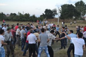 Sevdiği kızı b&ouml;yle rehin aldı, lin&ccedil; edilmek istendi