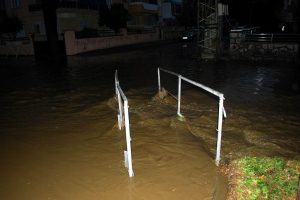 Manisa'yı da sel g&ouml;t&uuml;rd&uuml;