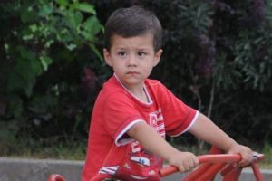 Oğlunu kurtarmak isterken