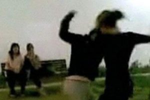 Bayanlar tartıştı erkekler kavga etti