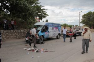 Motosiklet karşı y&ouml;nden gelen minib&uuml;sle &ccedil;arpıştı