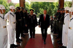 &Ouml;zel'in verdiği yemeğe katıldı
