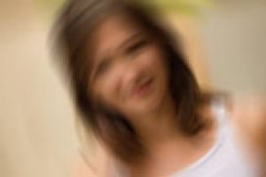 Kız arkadaşının yarı &ccedil;ıplak fotoğraflarını yayınladı