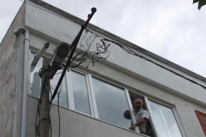 Evlerle i&ccedil;i&ccedil;e ge&ccedil;en elektrik direkleri &ouml;l&uuml;m sa&ccedil;ıyor