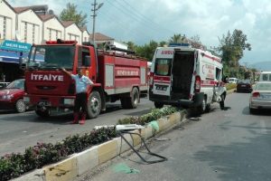 Ambulans otomobil ile &ccedil;arpıştı: 8 yaralı