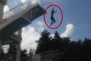 Havuza b&ouml;yle atladı, dalağı patladı