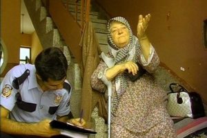 Sebze satıcıları yalnız yaşayan yaşlı kadını dolandırdı