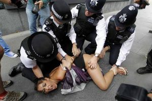 Femen kızları yine soyundu