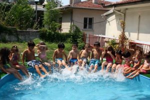 Miniklerin havuz sefası