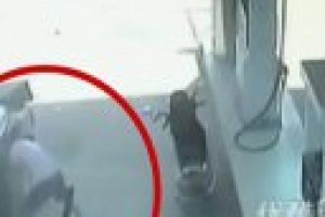 Kamyon otomobilin &uuml;zerine b&ouml;yle devrildi