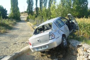 Otomobil tarlanın duvarına &ccedil;arptı