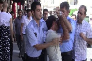 Zabıtaya k&uuml;f&uuml;r etti ortalık karıştı