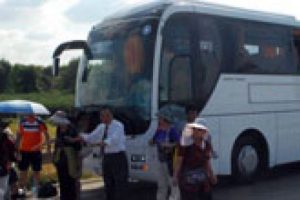 İ&ccedil;i turist dolu otob&uuml;s kamyonla &ccedil;arpıştı