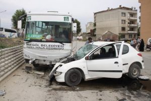 Halk otob&uuml;s&uuml; ile otomobil &ccedil;arpıştı: 3 yaralı