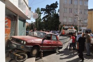 Hızını alamadı, bankaya &ccedil;arptı